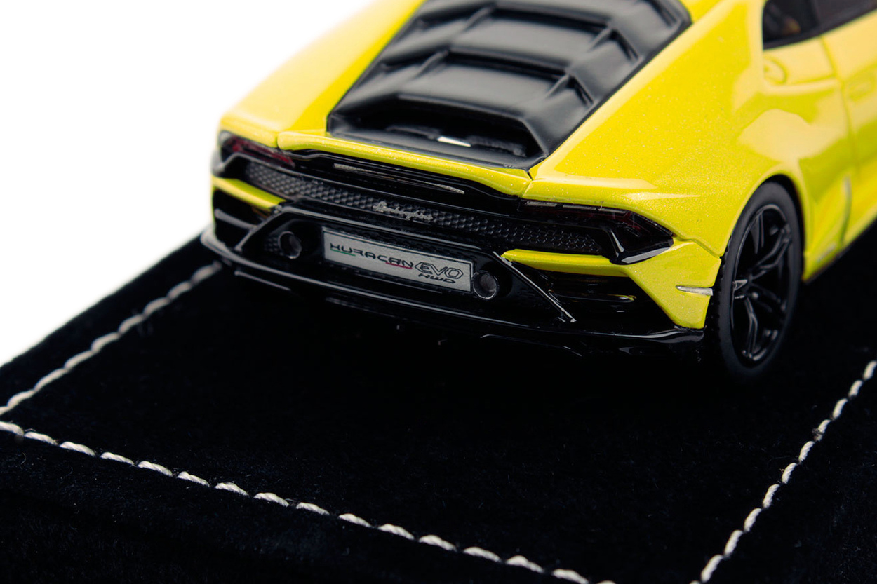 LAMBORGHINI HURACÁN EVO RWD COUPE 1:43 SCALE MODEL BY LOOKSMART - Lamborghini Store