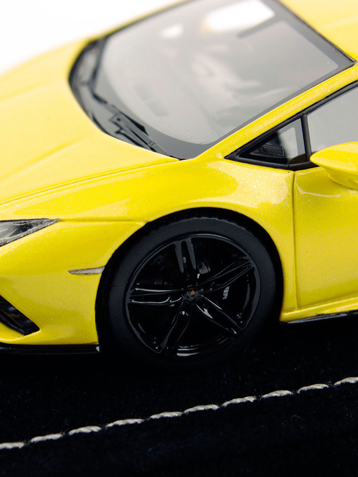 LAMBORGHINI HURACÁN EVO RWD COUPE 1:43 SCALE MODEL BY LOOKSMART - Lamborghini Store