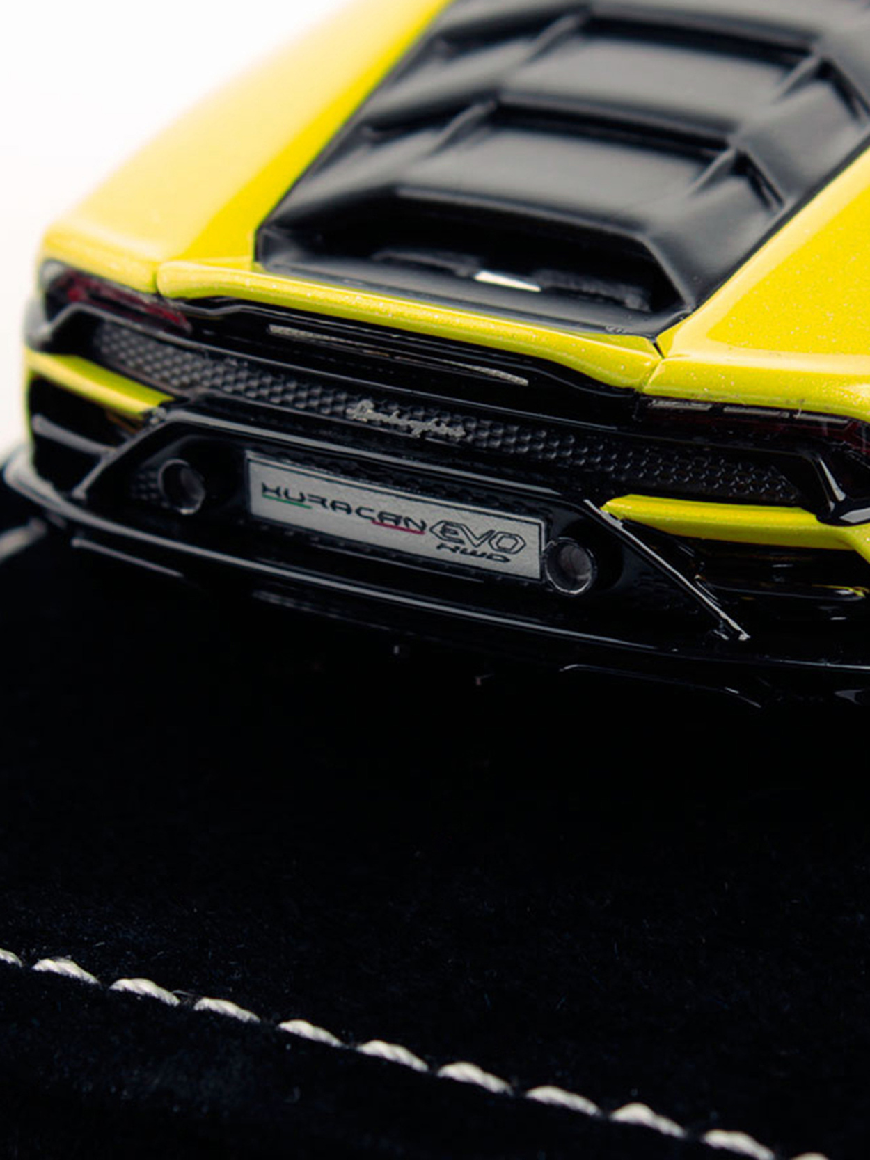 LAMBORGHINI HURACÁN EVO RWD COUPE 1:43 SCALE MODEL BY LOOKSMART - Lamborghini Store