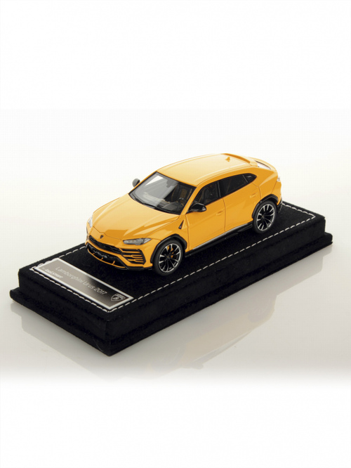Urus 1:43 scale model by Looksmart - MR & Looksmart – Modellautos | Lamborghini Store